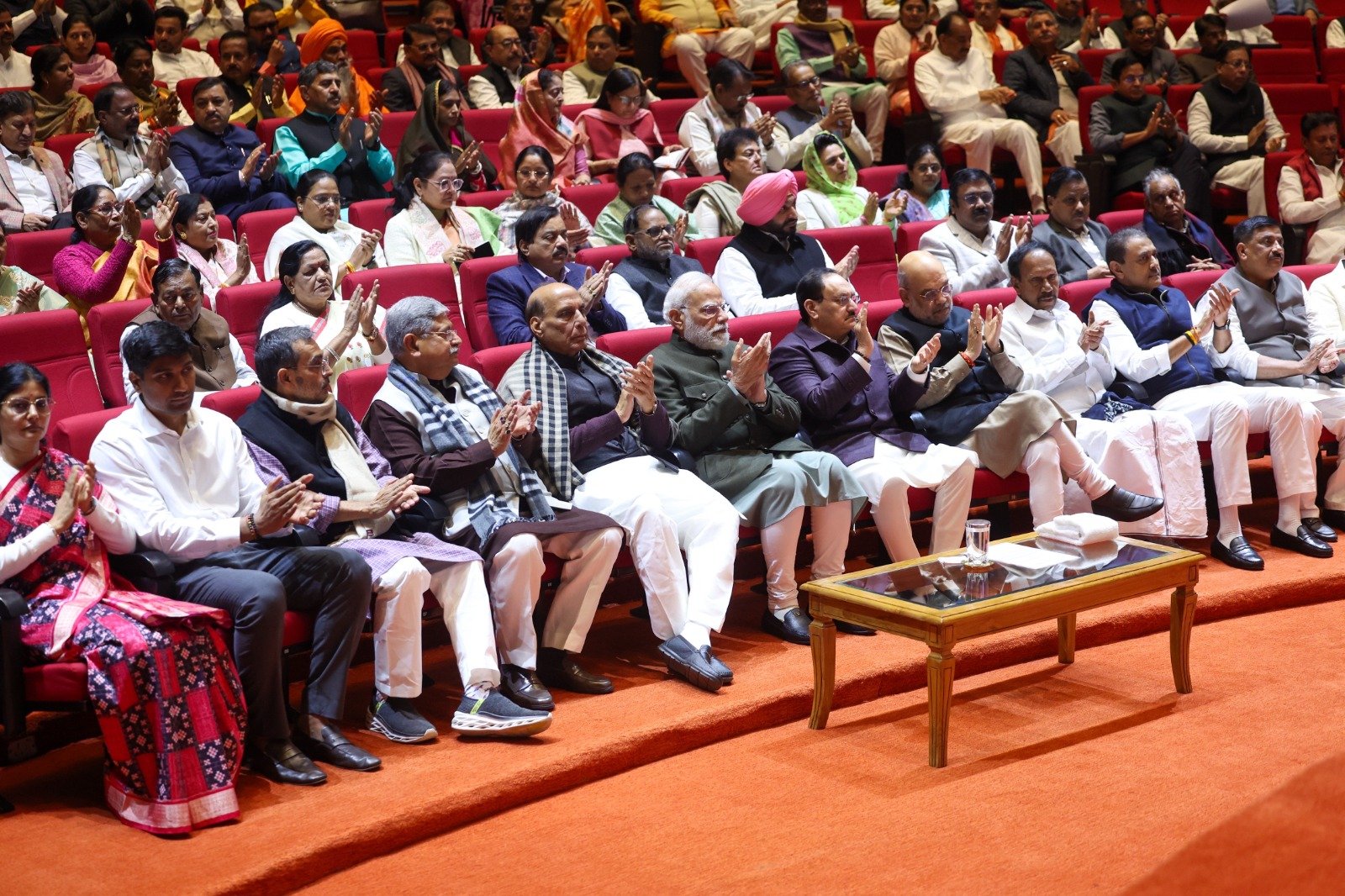 एनडीए संसदीय दल की बैठक में प्रधानमंत्री, गृह मंत्री और रक्षा मंत्री सहित अन्य सांसद उपस्थित हुए