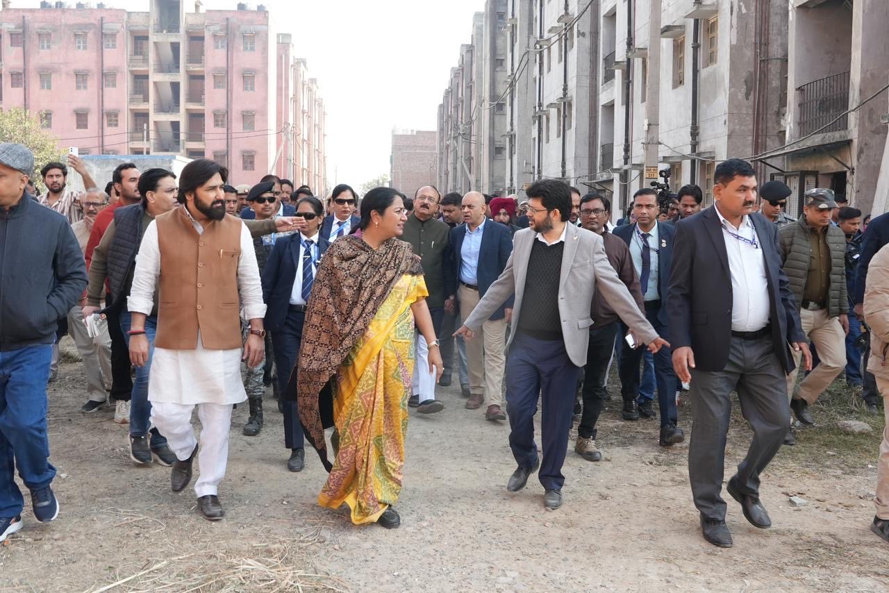 मुख्यमंत्री रेखा गुप्ता ने ईडब्ल्यूएस के लिए स्वास्थ्य मंदिर, ई-रिक्शा चार्जिंग स्टेशन, स्कूल और पार्क सहित कई सुविधाओं की घोषणा की