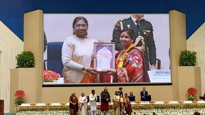 राष्ट्रपति द्रौपदी मुर्मु ने 2023 और 2024 के लिए राष्ट्रीय हस्तशिल्प और शिल्‍प गुरु पुरस्कार प्रदान किए