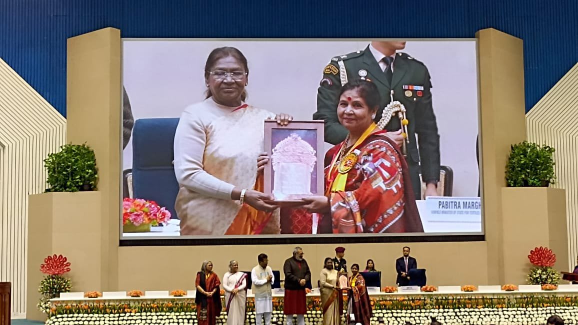 राष्ट्रपति द्रौपदी मुर्मु ने 2023 और 2024 के लिए राष्ट्रीय हस्तशिल्प और शिल्‍प गुरु पुरस्कार प्रदान किए