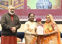 President Droupadi Murmu confers National Handicrafts Awards in New Delhi