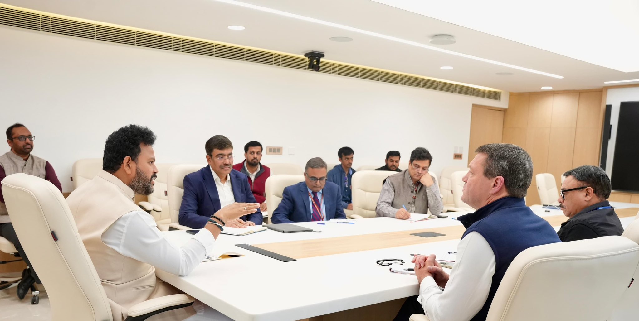 नागर विमानन मंत्री राम मोहन नायडू ने इंडिगो के शीर्ष प्रबंधन के साथ समीक्षा बैठक की