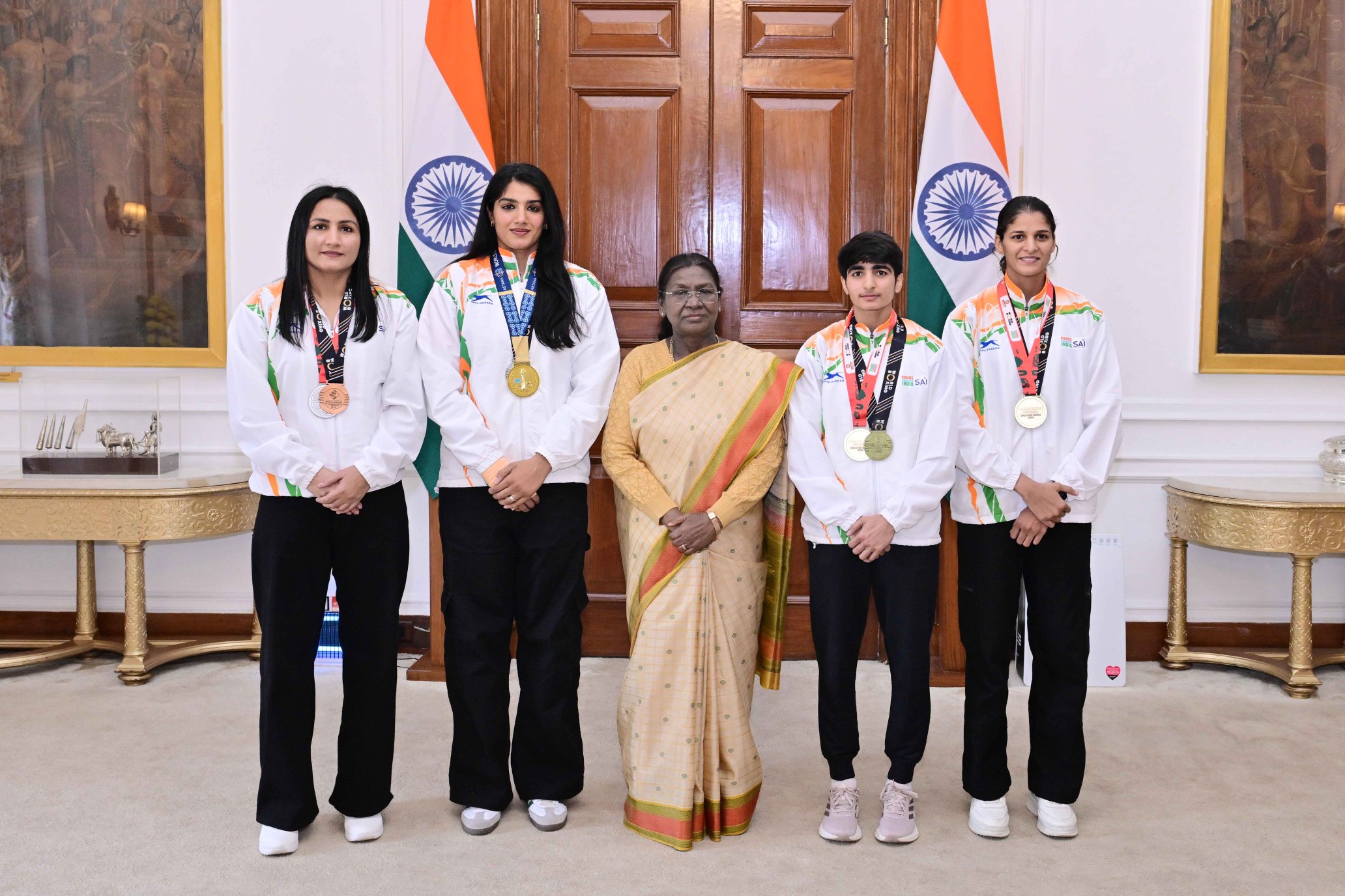 President Murmu meets India’s 2025 women’s World Boxing Champions