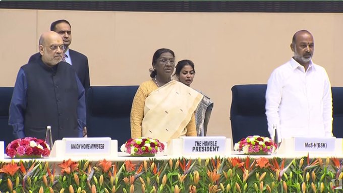 রাষ্ট্রপতি দ্রৌপদি মুর্মু বলেছেন ইন্টেলিজেন্স ব্যুরো আই বি দেশের নিরাপত্তা রক্ষায় এবং জাতির ঐক্য ও সংহতি নিশ্চিত করতে গুরুত্বপূর্ণ ভূমিকা নিয়েছে