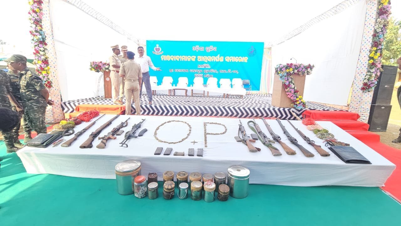 ओडिशा में 10 महिला कार्यकर्ताओं सहित 22 माओवादियों ने पुलिस के सामने आत्मसमर्पण किया
