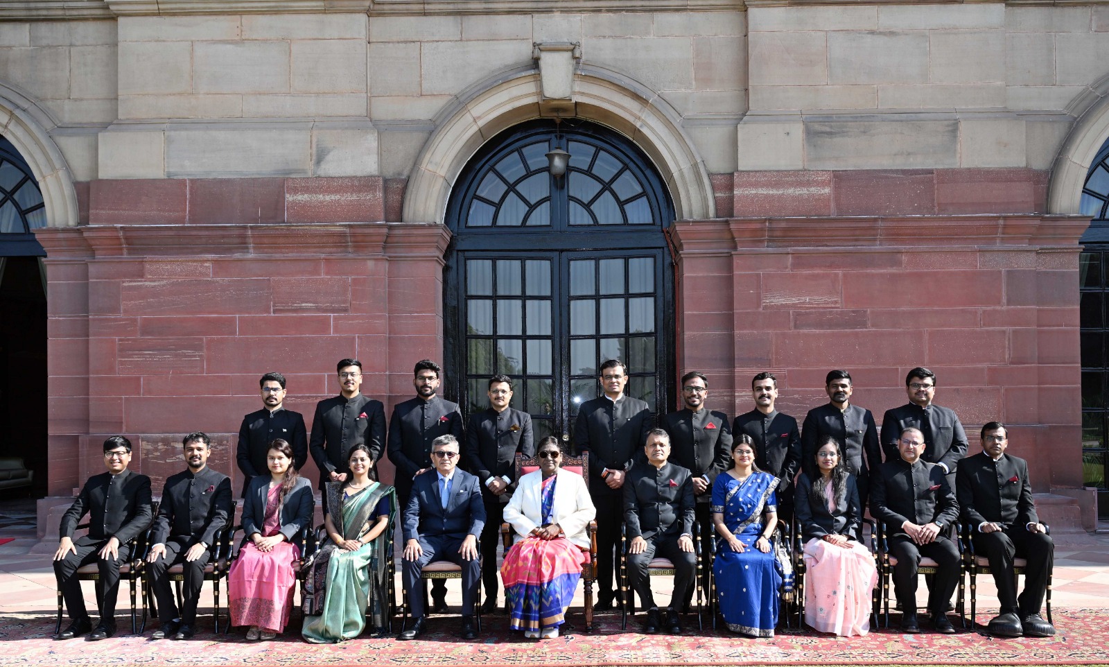 صدرِ جمہوریہ دروپدی مرمو نے کہا ہے کہ موجودہ جغرافیائی اور سیاسی حالات و واقعات اور ابھرتے ہوئے سکیورٹی چیلنجوں کی وجہ سے فوری طور پر بہتر اور بالکل درست فیصلہ سازی کی ضرورت ہے۔