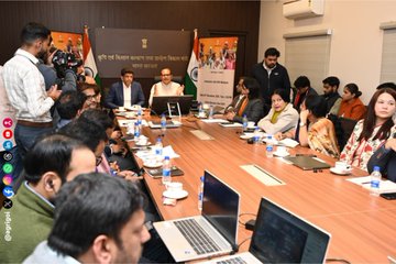 ग्रामीण विकास मंत्री शिवराज सिंह चौहान ने स्वयं सहायता समूह के सदस्यों के साथ राष्ट्रीय स्तर की बातचीत की अध्यक्षता की