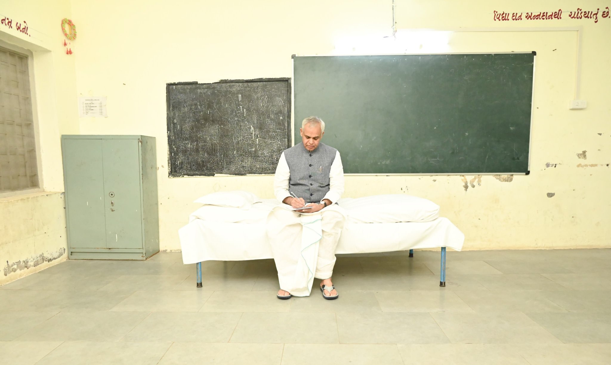 રાજયપાલ આચાર્ય દેવવ્રતે આણંદ જીલ્લાના પલોલ ગામની પ્રાથમિક શાળાના સામાન્ય ઓરડામાં રાત્રીવિશ્રામ કર્યો