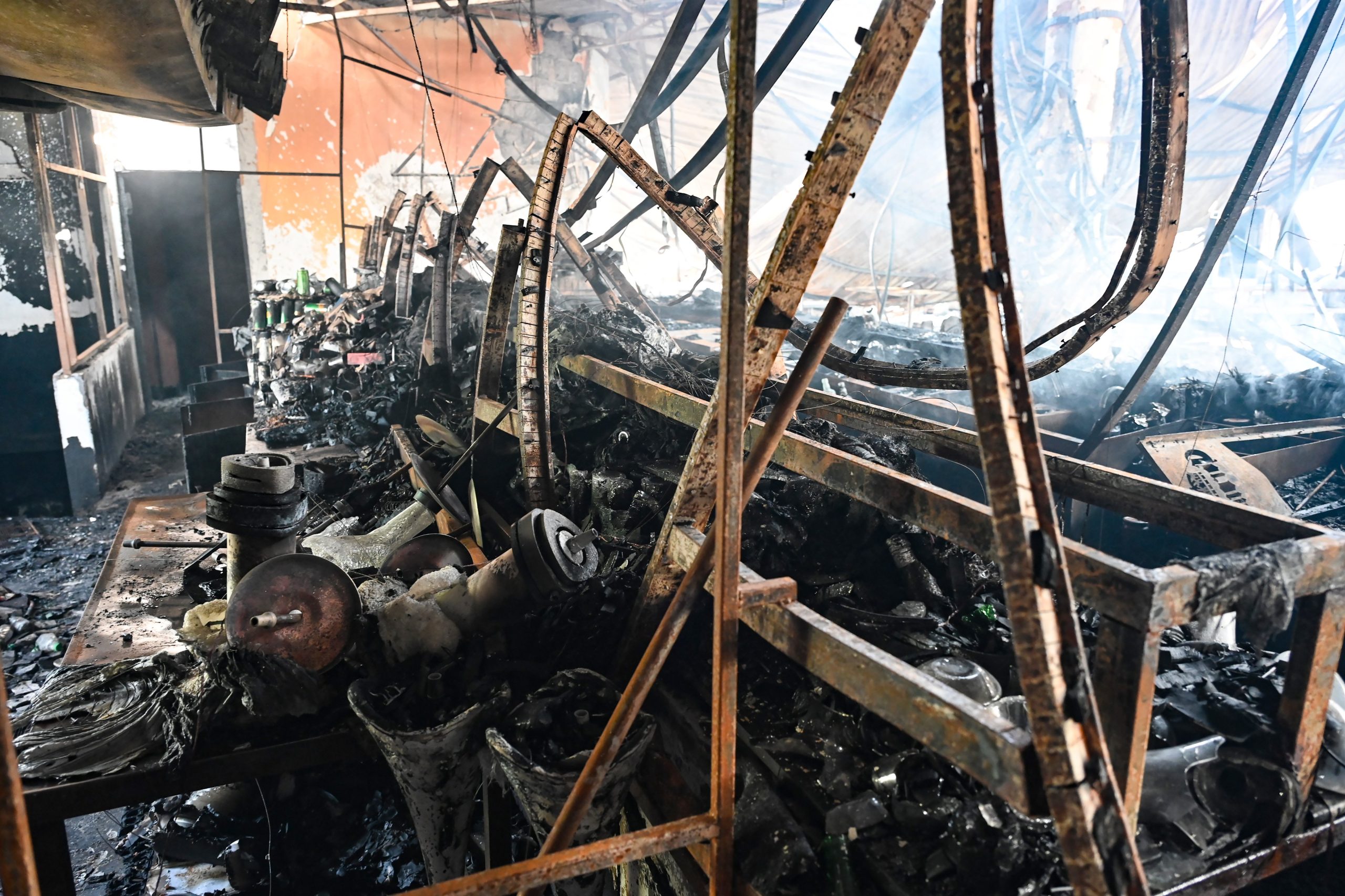 গোয়ার আরপোরার ‘বার্চ বাই রোমিও লেন’ নাইটক্লাবে গত ৬ই ডিসেম্বর ভয়াবহ অগ্নিকাণ্ডে ২৫ জনের মৃত্যুর ঘটনায় বোম্বে হাইকোর্টের গোয়া বেঞ্চ একটি দেওয়ানি মামলাকে জনস্বার্থ মামলায় রূপান্তর করেছে