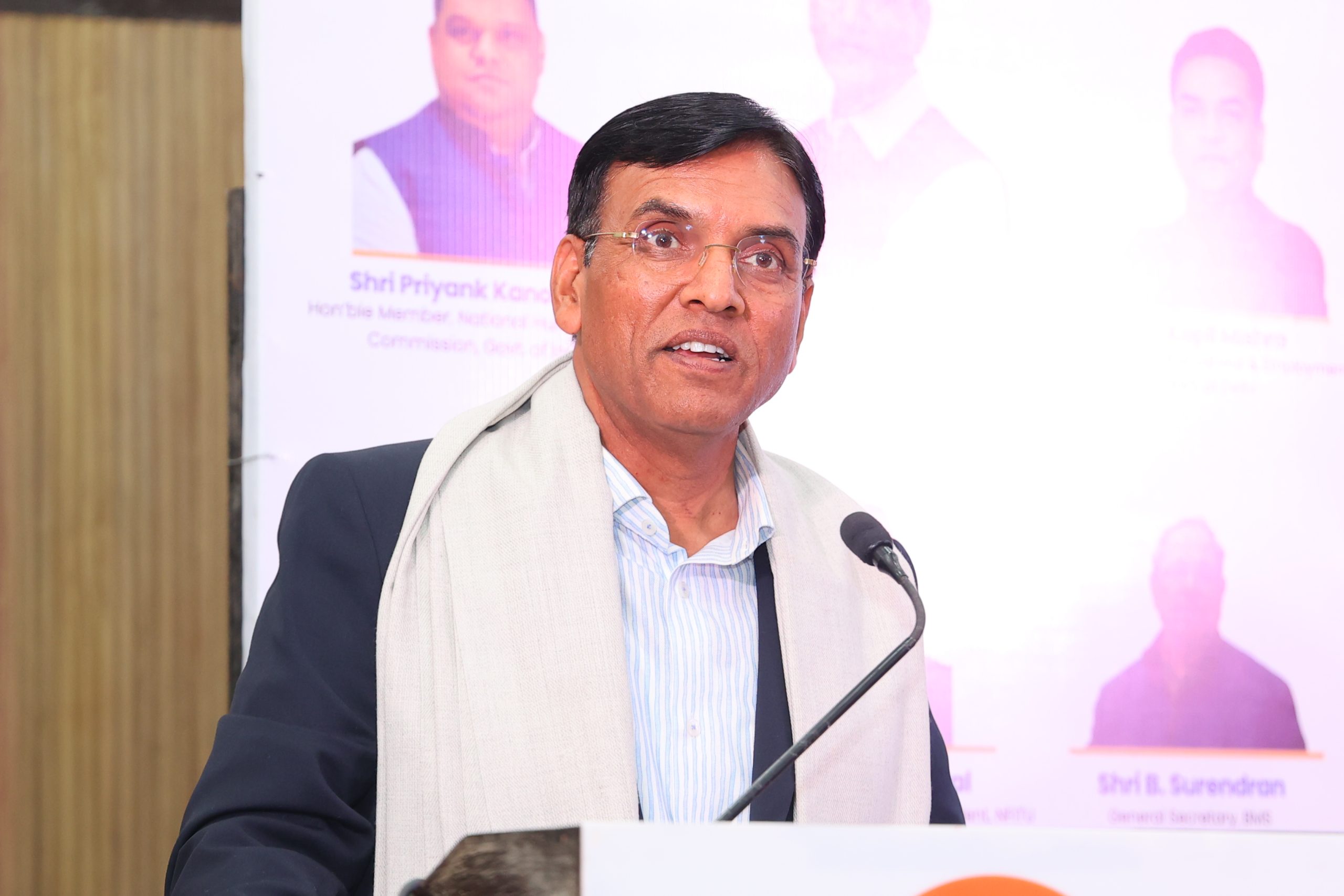 শ্রম ও কর্মসংস্থান মন্ত্রী ডঃ মনসুখ মান্ডভিয়া বলেছেন, দেশে সম্প্রতি কার্যকর হওয়া নতুন চারটি শ্রম কোড শ্রমিক ও কর্মচারীদের জীবনে ইতিবাচক পরিবর্তন আনতে চলেছে।