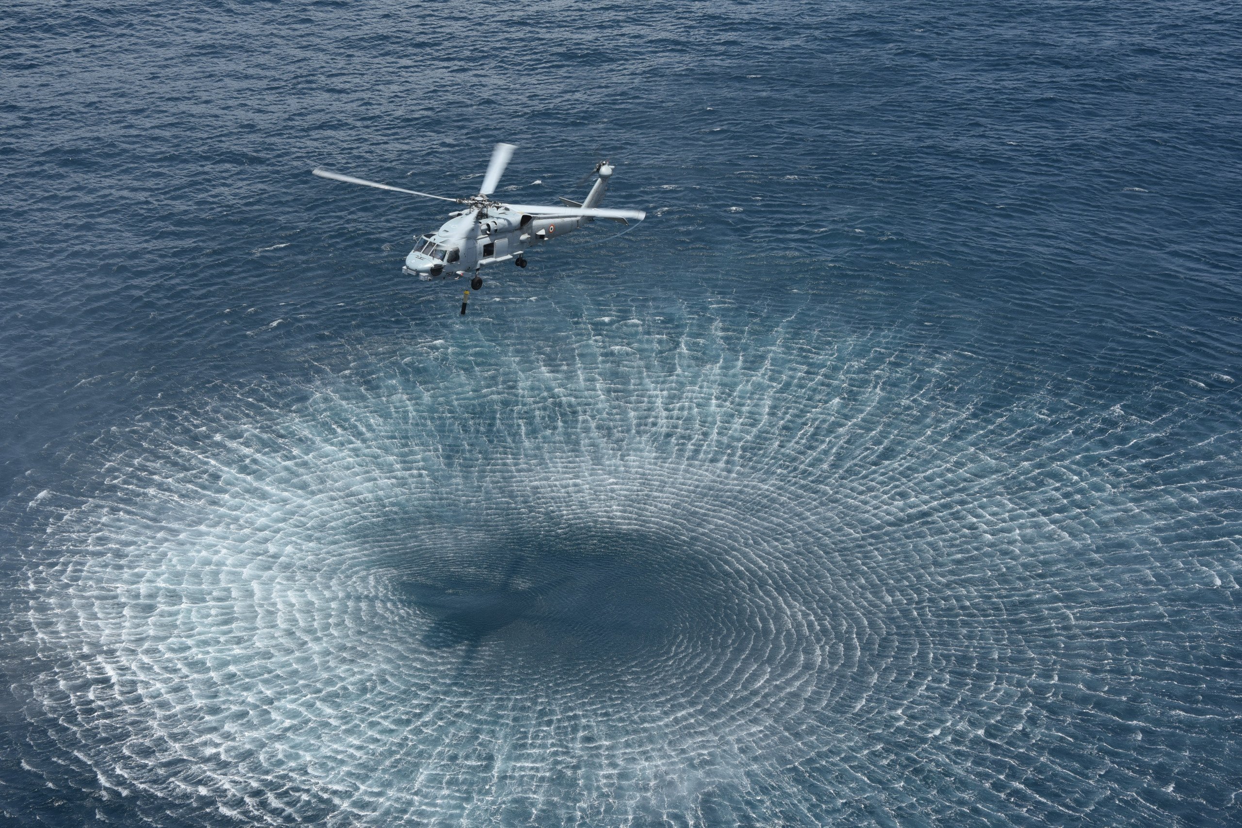ভারতীয় নৌবাহিনী ,সমুদ্রপথে নিরাপত্তার ক্ষেত্রে এক বিশেষ পদক্ষেপ হিসেবে এর দ্বিতীয় MH-60 সি হক হেলিকপ্টার এবং INAS 335 Ospreys কে অন্তর্ভুক্ত করেছে