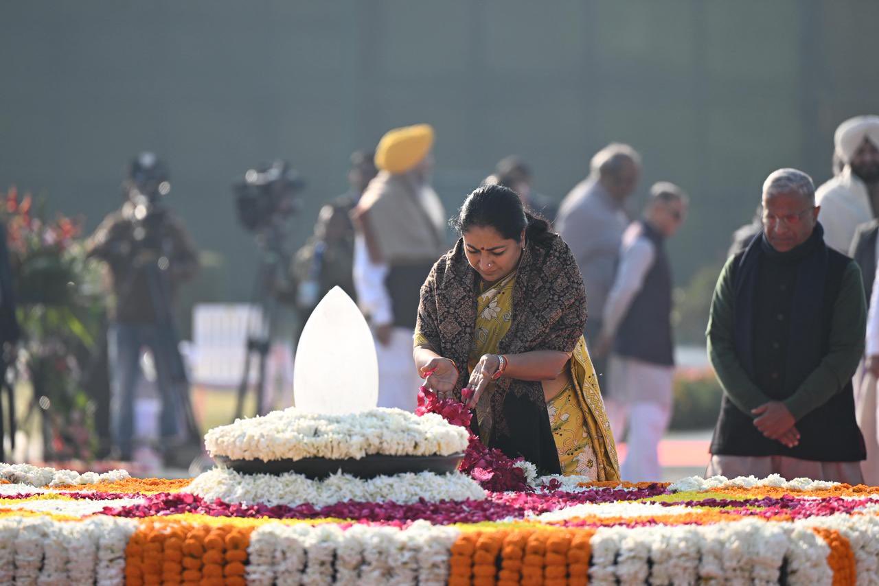 दिल्ली उपराज्यपाल और मुख्यमंत्री रेखा गुप्ता ने  पूर्व प्रधानमंत्री भारत रत्न अटल बिहारी वाजपेयी की जयंती पर उनके स्मृति स्थल ‘सदैव अटल’ पर श्रद्धांजलि अर्पित की