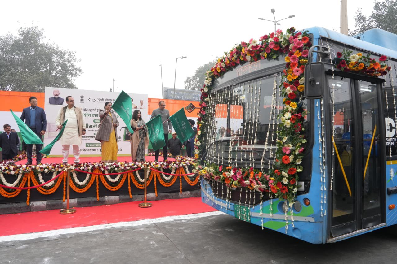दिल्ली मुख्यमंत्री रेखा गुप्ता ने 100 नई इलेक्ट्रिक बसों को हरी झंडी दिखाकर रवाना किया