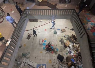 ইনকিলাব মঞ্চের আহ্বায়ক শরীফ ওসমান হাদির মৃত্যুর খবর ছড়িয়ে পড়ার পর বাংলাদেশে আজ নতুন করে অস্থিরতা তৈরী হয়েছে। 