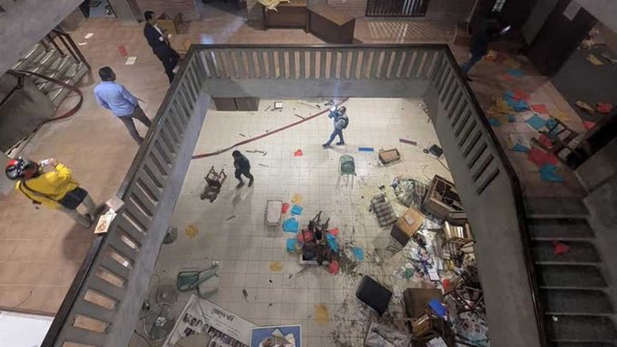 ইনকিলাব মঞ্চের আহ্বায়ক শরীফ ওসমান হাদির মৃত্যুর খবর ছড়িয়ে পড়ার পর বাংলাদেশে আজ নতুন করে অস্থিরতা তৈরী হয়েছে। 