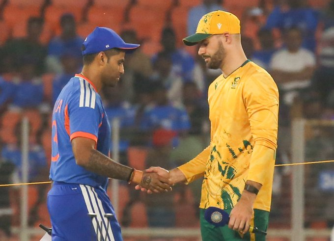 احمدآباد میں جاری پانچویں اور آخری ٹی-ٹوینٹی میچ میں بھارت نے جنوبی افریقہ کیلئے 232 رن کا نشانہ رکھا ہے