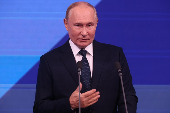 روس کے صدر ولادیمیر پتن نے روس کے اثاثوں کو ضبط کرنے کی یوروپی یونین کی کوششوں کو نکتہ چینی کی ہے۔ اور اس قدم کو ڈکیتی قرار دیا ہے