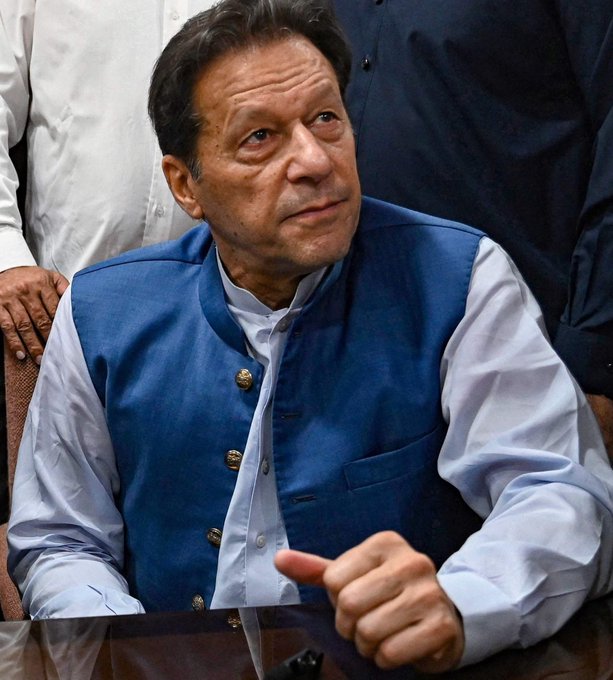 পাকিস্তানের আদালত আজ তোশাখানা-২ দুর্নীতি মামলায় প্রাক্তন প্রধানমন্ত্রী ইমরান খান এবং তার স্ত্রী বুশরা বিবিকে ১৭ বছরের কারাদণ্ডের আদেশ দিয়েছে।