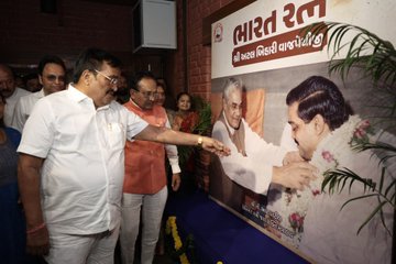 ભૂતપૂર્વ પ્રધાનમંત્રી અટલ બિહારી વાજપેયીની જન્મજયંતિ નિમિત્તે, કેન્દ્રીય મંત્રી સી.આર.પાટીલે સુરતના ચોક બજાર વિસ્તારમાં લાલ કિલ્લા ખાતે એક આર્ટ ગેલેરીનું ઉદ્ઘાટન કર્યું.