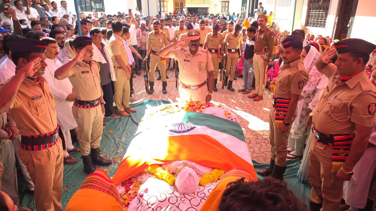 काँग्रेसचे जेष्ठ नेते सुरुपसिंग नाईक यांच्या पार्थिवावर शासकीय इतमामात अंत्यसंस्कार