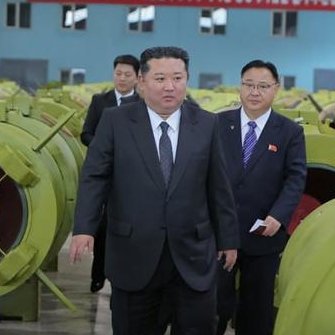 उत्तर कोरिया के नेता किम जोंग-उन ने आयुध उत्पादन क्षमता बढ़ाने के लिए नए कारखानों का अनावरण किया