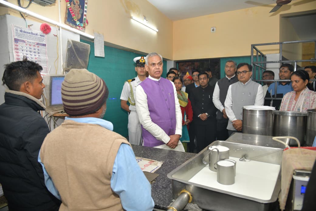 રાજ્યપાલ આચાર્ય દેવવ્રતે ખેડાના દેથલી ગામમાં દૂધ ઉત્પાદક સહકારી મંડળીની મુલાકાત લીધી.