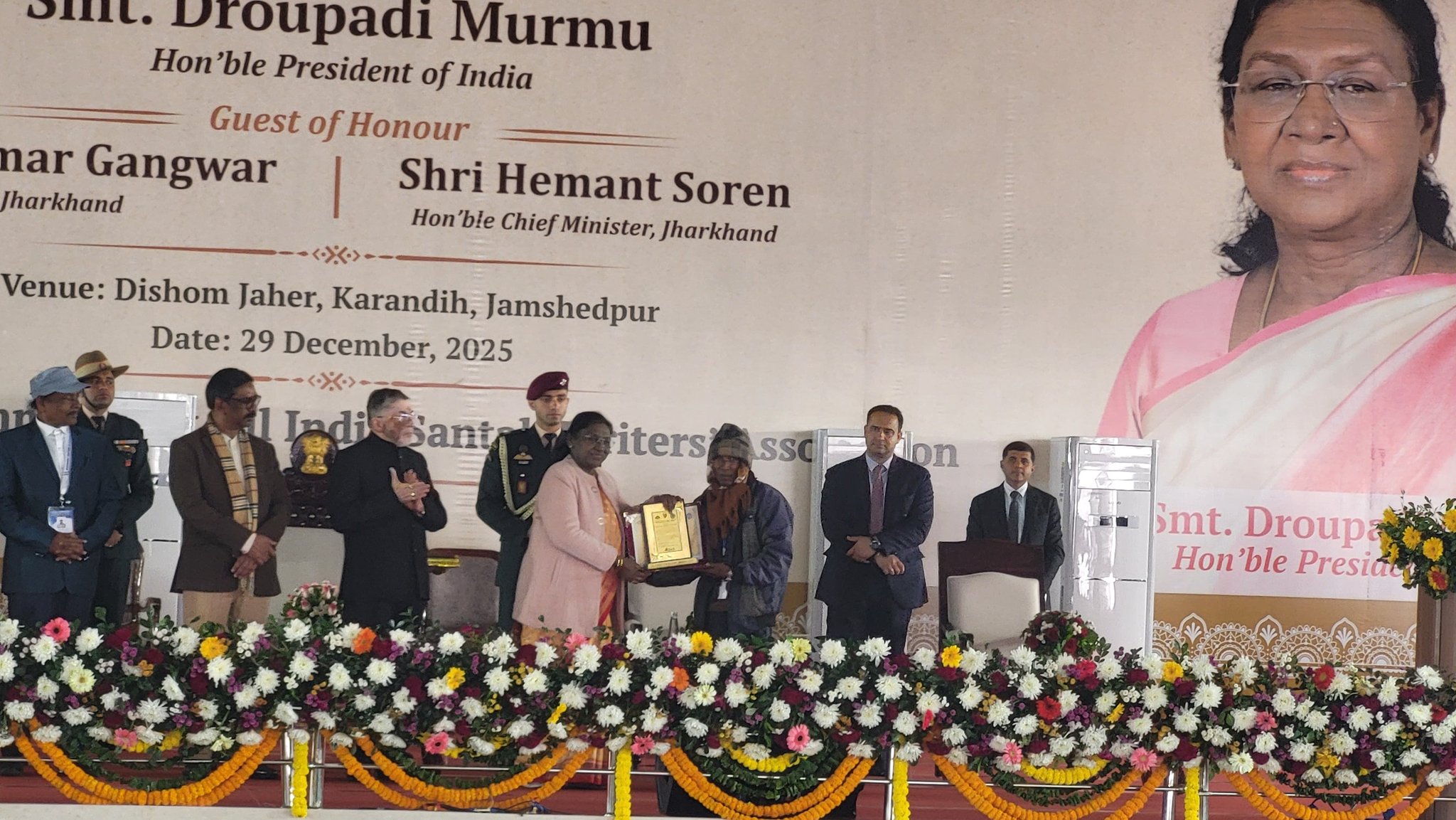 झारखंड: राष्ट्रपति द्रौपदी मुर्मु ने संथाली भाषा की ओल चिकी लिपि के शताब्दी समारोह में भाग लिया