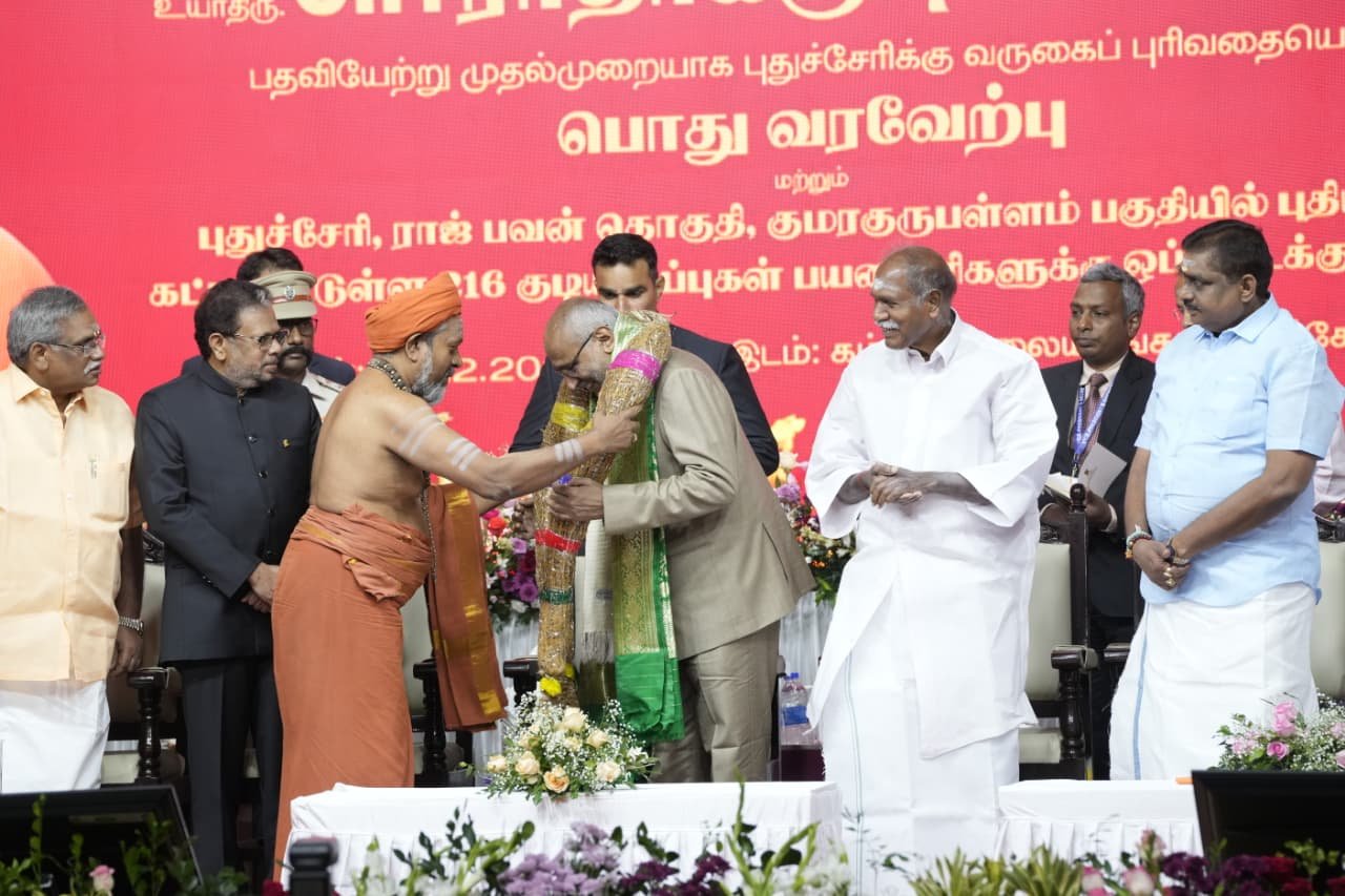 উপ-রাষ্ট্রপতি সি পি রাধাকৃষ্ণাণ আজ পুদুচেরীর কুমারাগুরুপল্লমে স্মার্ট সিটি প্রকল্পের আওতায় আবাসনের সুবিধাপ্রাপকদের হাতে বাড়ির চাবি তুলে দেন