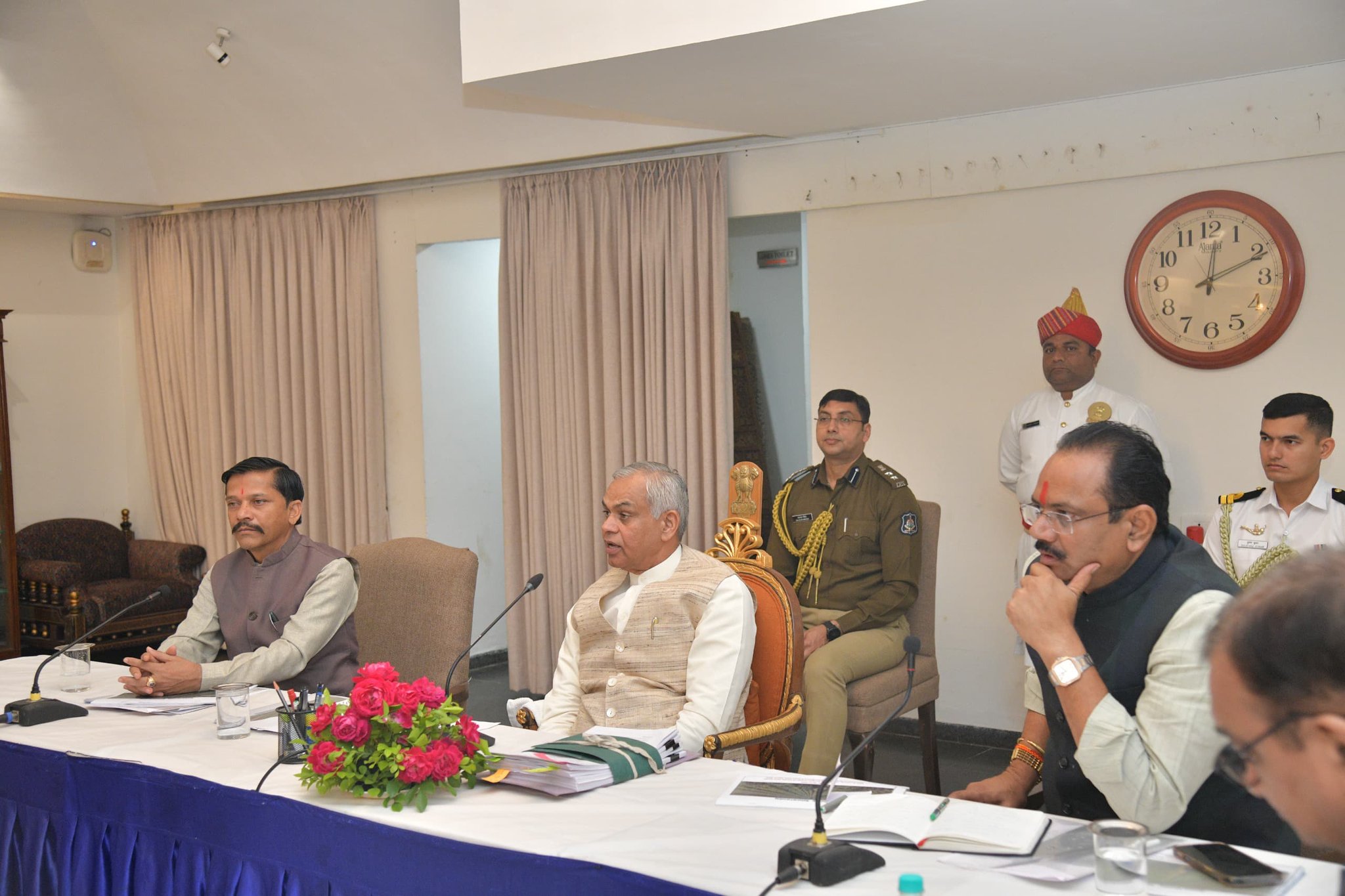 રાજ્યપાલ આચાર્ય દેવવ્રતે વધુને વધુ ખેડૂતો પ્રાકૃતિક ખેતી અપનાવે તે માટે  સરકારી યોજનાઓનો યોગ્ય અમલ કરાવવા અધિકારીઓને અનુરોધ કર્યો.