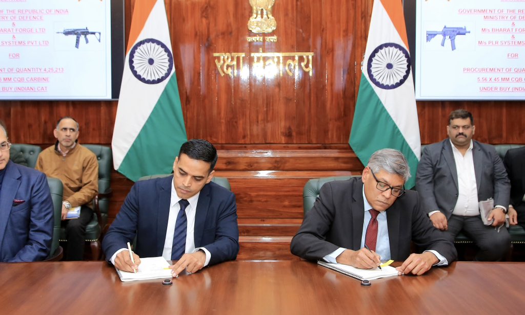 रक्षा मंत्रालय ने 4,666 करोड़ रुपये के अनुबंध पर क्लोज क्वार्टर बैटल कार्बाइन और भारी टारपीडो की खरीद के लिए हस्ताक्षर किए