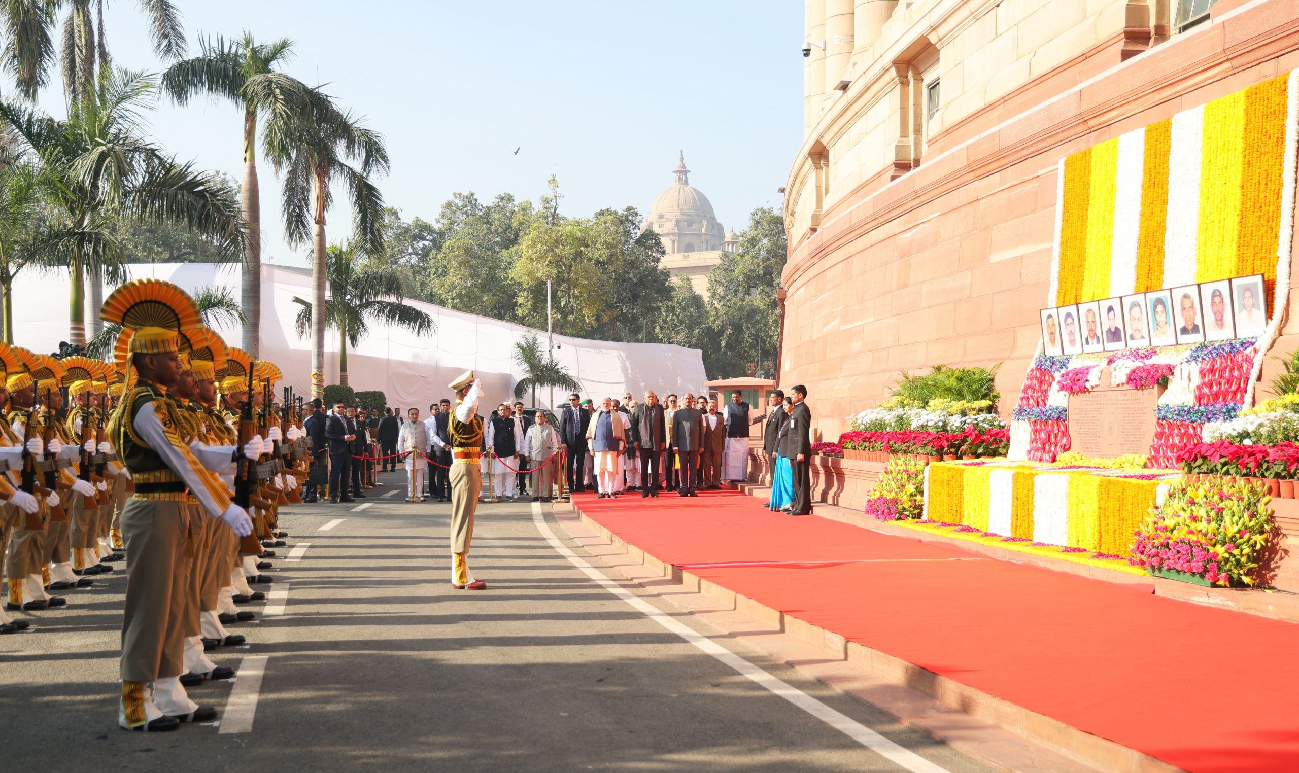 સંસદનું રક્ષણ કરતા પોતાના જીવનું બલિદાન આપનારા સુરક્ષા કર્મચારીઓ અને શહીદોને આજે સમગ્ર રાષ્ટ્ર શ્રદ્ધાંજલિ આપી રહ્યું છે