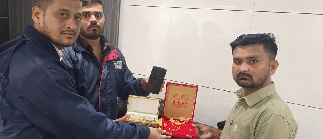 ગીરસોમનાથમાં 108 ઍમ્બુલૅન્સના કર્મચારીએ દર્દીનો છ લાખ રૂપિયાથી વધુનો સામાન પરત કરીને પ્રામાણિકતાનું ઉદાહરણ પૂરું પાડ્યું.