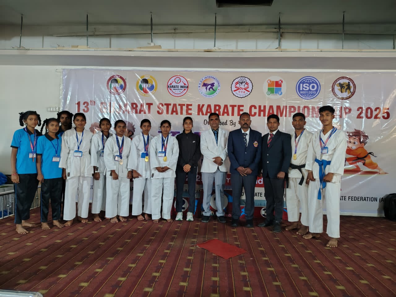 નવસારી જિલ્લામાં યોજાયેલી 13મી ગુજરાત સ્ટેટ કરાટે ચેમ્પિયનશીપમાં  એકલવ્ય મોડેલ રેસિડેન્શિયલ સ્કૂલ સાપુતારાના વિદ્યાર્થીઓએ વિવિધ કેટેગરીમાં ચંદ્રકો મેળવ્યાં.