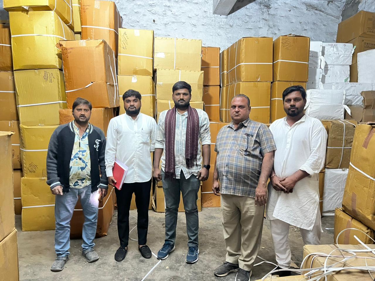 સુરેન્દ્રનગર મહાનગરપાલિકાની ટીમે આજે એક વેપારીના ગોડાઉન પર દરોડો પાડીને આશરે અઢી ટન જેટલું સિંગલ યુઝ પ્લાસ્ટિક જપ્ત કર્યું.