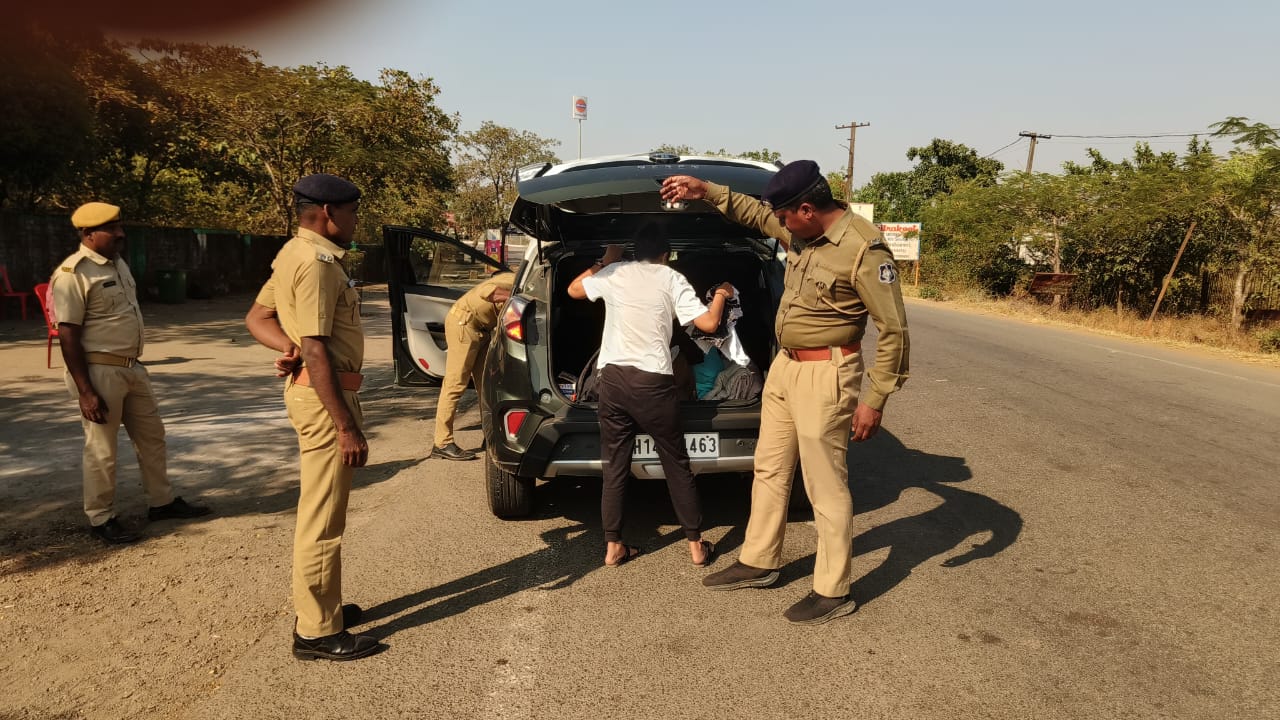 આજે 31 ડિસેમ્બરને પગલે રાજ્યની પોલીસ સતર્ક છે ત્યારે ડાંગ જિલ્લાના સાપુતારા ખાતે કાયદો-વ્યવસ્થા જળવાઈ રહે તે હેતુથી પોલીસ એક્શન મોડમાં જોવા મળી