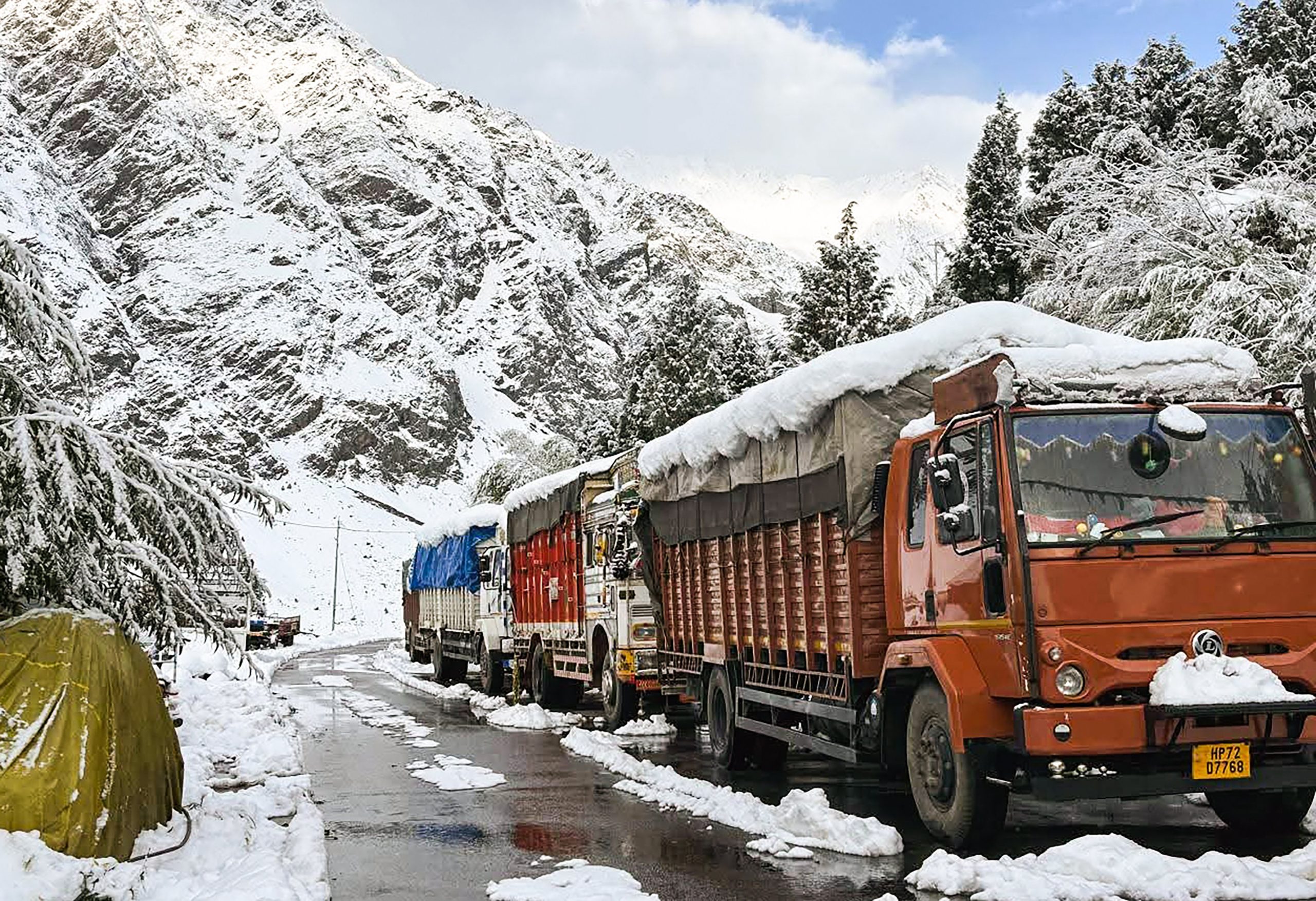 শীত বাড়ার সঙ্গে সঙ্গে বন্ধ হচ্ছে লেহ মানালি জাতীয় সড়ক