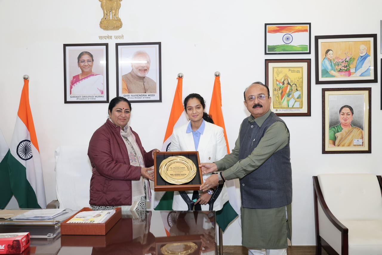 दिल्ली सरकार ने भारतीय महिला क्रिकेट टीम की युवा खिलाड़ी प्रतिका रावल को डेढ़ करोड़ देने का किया ऐलान