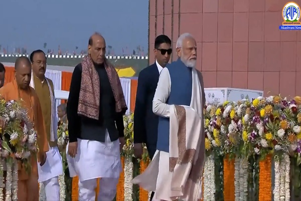 وزیر اعظم نریندر مودی نے کہا ہے کہ بھارت رتن اٹل بہاری واجپئی کے اقدامات نے ملک کے ترقیاتی منظرنامے کو بدل کر رکھ دیا۔ جناب مودی نے سابق وزیر اعظم کے101 ویں یومِ پیدائش کے موقع پر لکھنؤ میں راشٹر پرَیرنا استھل کا افتتاح کیا