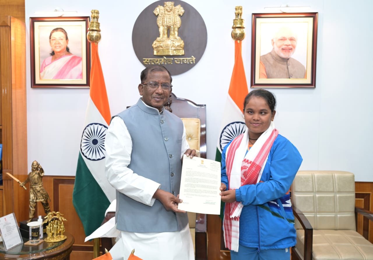 দৃষ্টিহীন মহিলাৰ টি-২০ ক্রিকেট বিশ্বকাপ জয়ী ভাৰতীয় দলৰ সদস্যা চিমু দাসক ৰাজ্যপালৰ সম্বৰ্ধনা