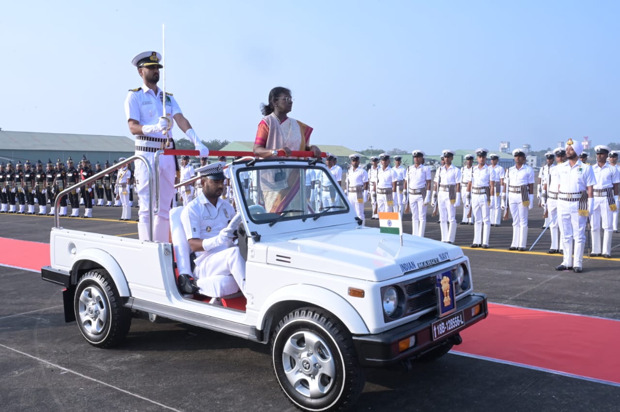 صدرِ جمہوریہ دروپدی مرمو کرناٹک میں Karwar میں بحریہ کے اڈے پر آبدوز میں سوار ہوئیں