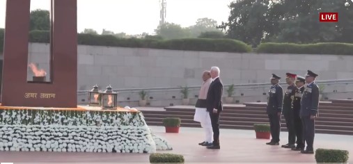 रक्षा मंत्री राजनाथ सिंह और रूसी समकक्ष बेलौसोव ने राष्ट्रीय युद्ध स्मारक पर पुष्पांजलि अर्पित की