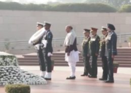 Defence Minister Rajnath Singh Pays Tribute at National War Memorial on Vijay Diwas