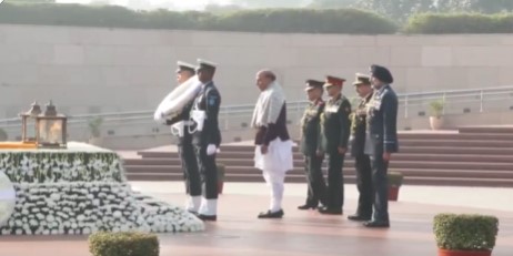 Defence Minister Rajnath Singh Pays Tribute at National War Memorial on Vijay Diwas