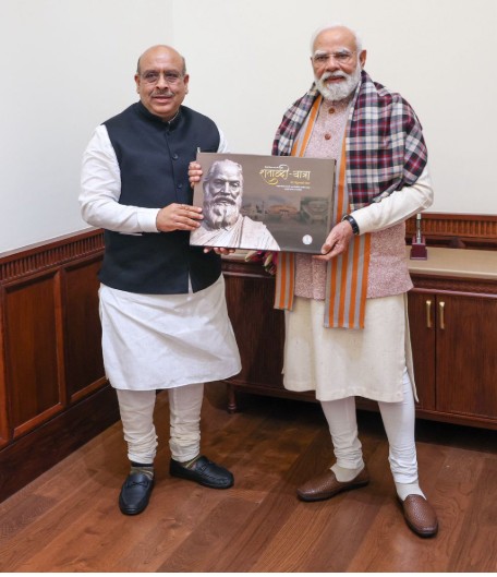 दिल्ली विधानसभा अध्यक्ष विजेंद्र गुप्ता ने PM मोदी को शताब्दी-यात्रा कॉफी टेबल पुस्तक भेंट की