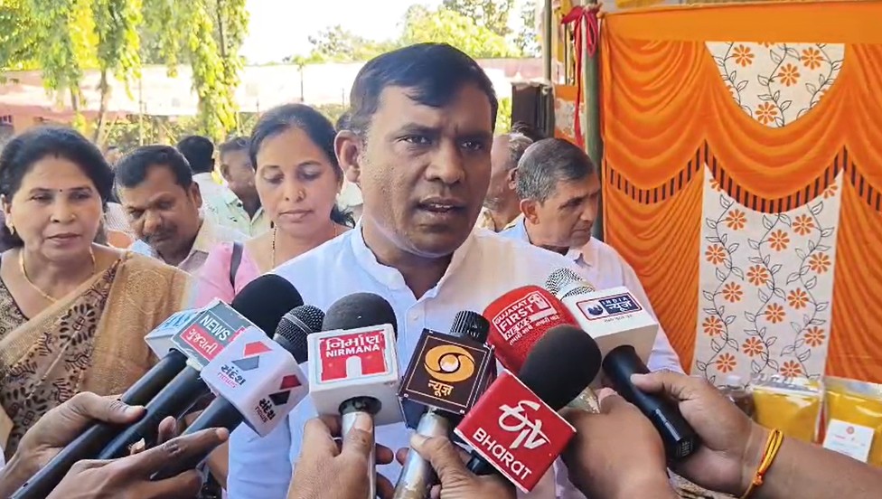 તાપીમાં ખેડૂતો પ્રાકૃતિક ખેતી અપનાવે તે હેતુથી પ્રાકૃતિક કૃષિ પરિસંવાદ અને પ્રદર્શન કાર્યક્રમ યોજાયો.