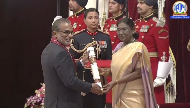 صدر جمہوریہ دروپدی مرمو نے نئی دلّی میں راشٹرپتی بھون میں راشٹریہ وگیان پُرسکار عطا کئے۔ سرکردہ سائنسداں جینت وِشنو Narlikar کو بعد از مرگ وگیان رَتن سے سرفراز کیا گیا