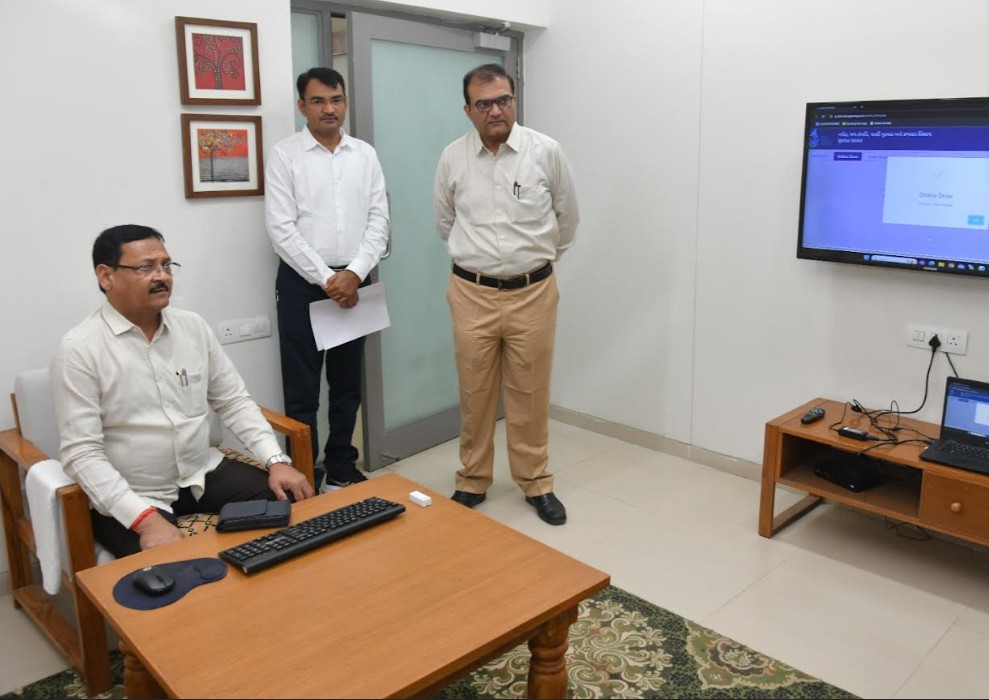 જળ સંપત્તિ અને પાણી પૂરવઠા મંત્રી ઈશ્વરસિંહ પટેલે ખેત-તલાવડીમાં જીઓમેમ્બ્રેન લગાવવા ખેડૂતો માટે ઑનલાઈન ડ્રૉ કર્યો.