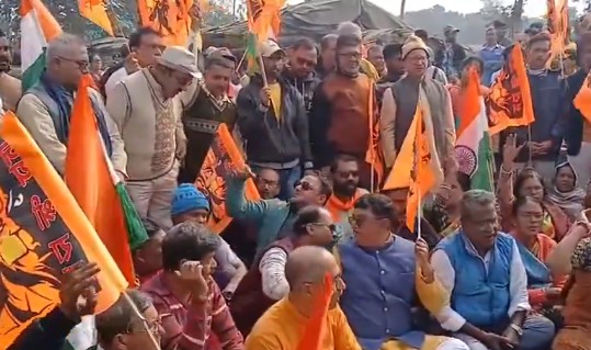 पश्चिम बंगाल: सनातनी ओइक्यो मंच के सदस्यों ने कोलकाता स्थित बांग्लादेश के उप उच्चायोग के सामने किया प्रदर्शन