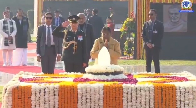 राष्ट्रपति, उपराष्ट्रपति और प्रधानमंत्री ने पूर्व प्रधानमंत्री अटल विहारी वाजपेयी की समाधि पर पुष्पांजलि अर्पित की