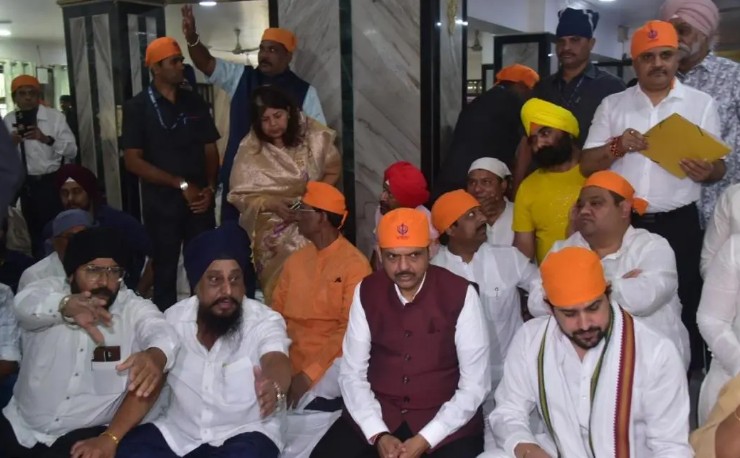 महाराष्ट्र मुख्यमंत्री ने मुंबई के सायन स्थित गुरु नानक सभा गुरुद्वारे में वीर बाल दिवस कार्यक्रम में भाग लिया